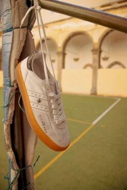 Sneakers In Pelle Con Bande Laterali E Borchiette